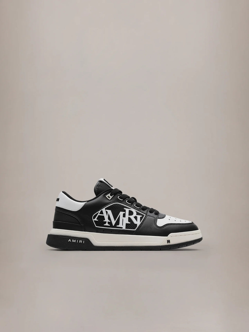 Classica sneaker bassa con logo AMIRI sfalsato.