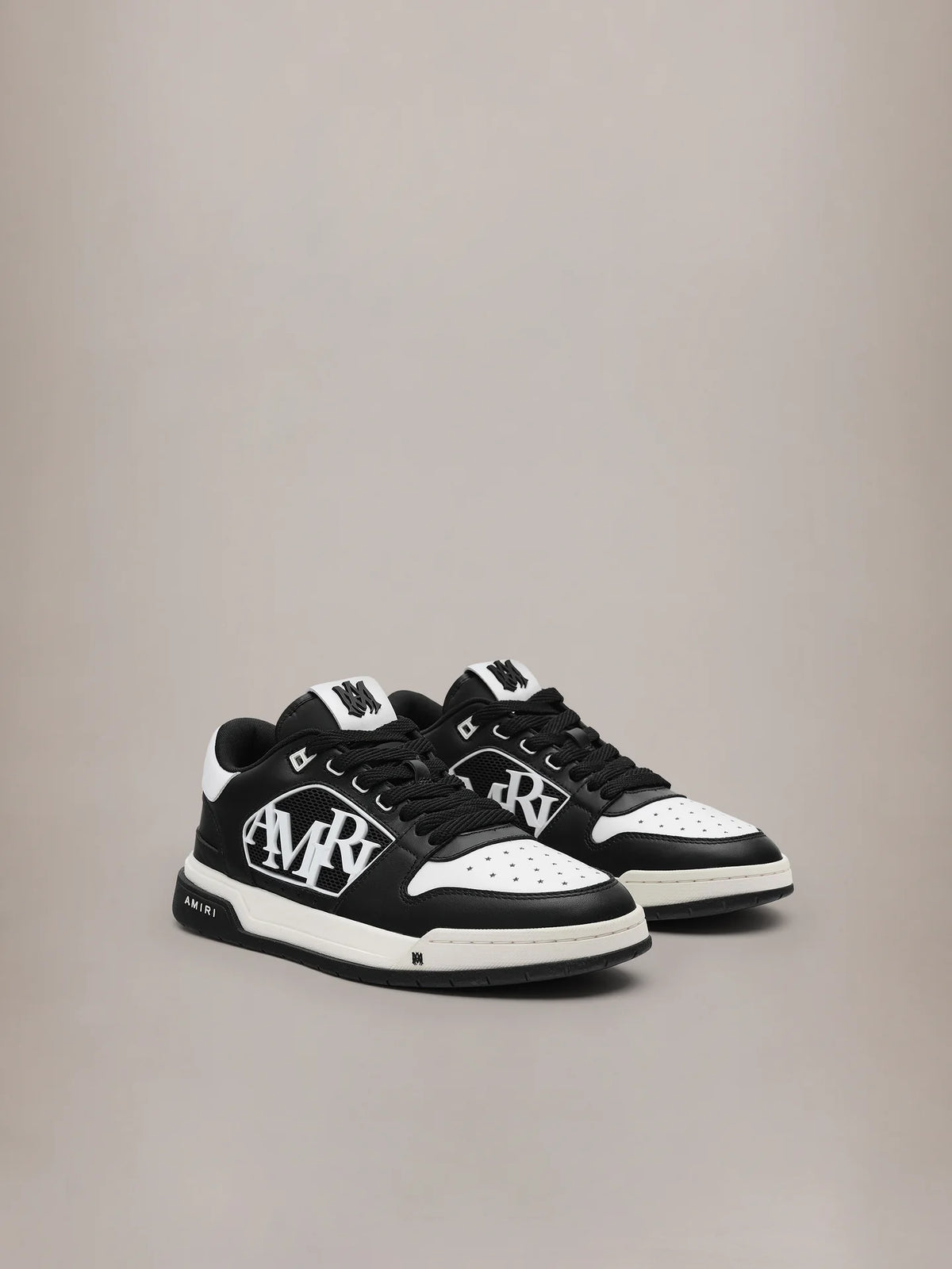 Classica sneaker bassa con logo AMIRI sfalsato.