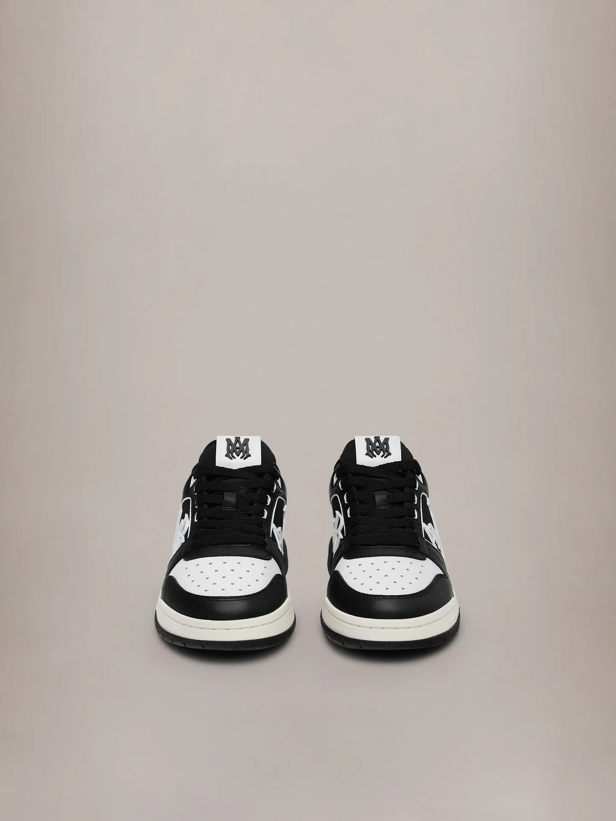 Classica sneaker bassa con logo AMIRI sfalsato.