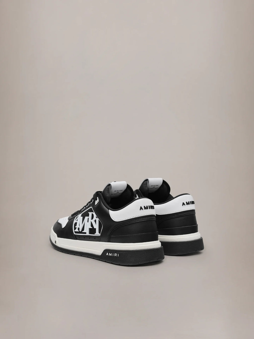 Classica sneaker bassa con logo AMIRI sfalsato.