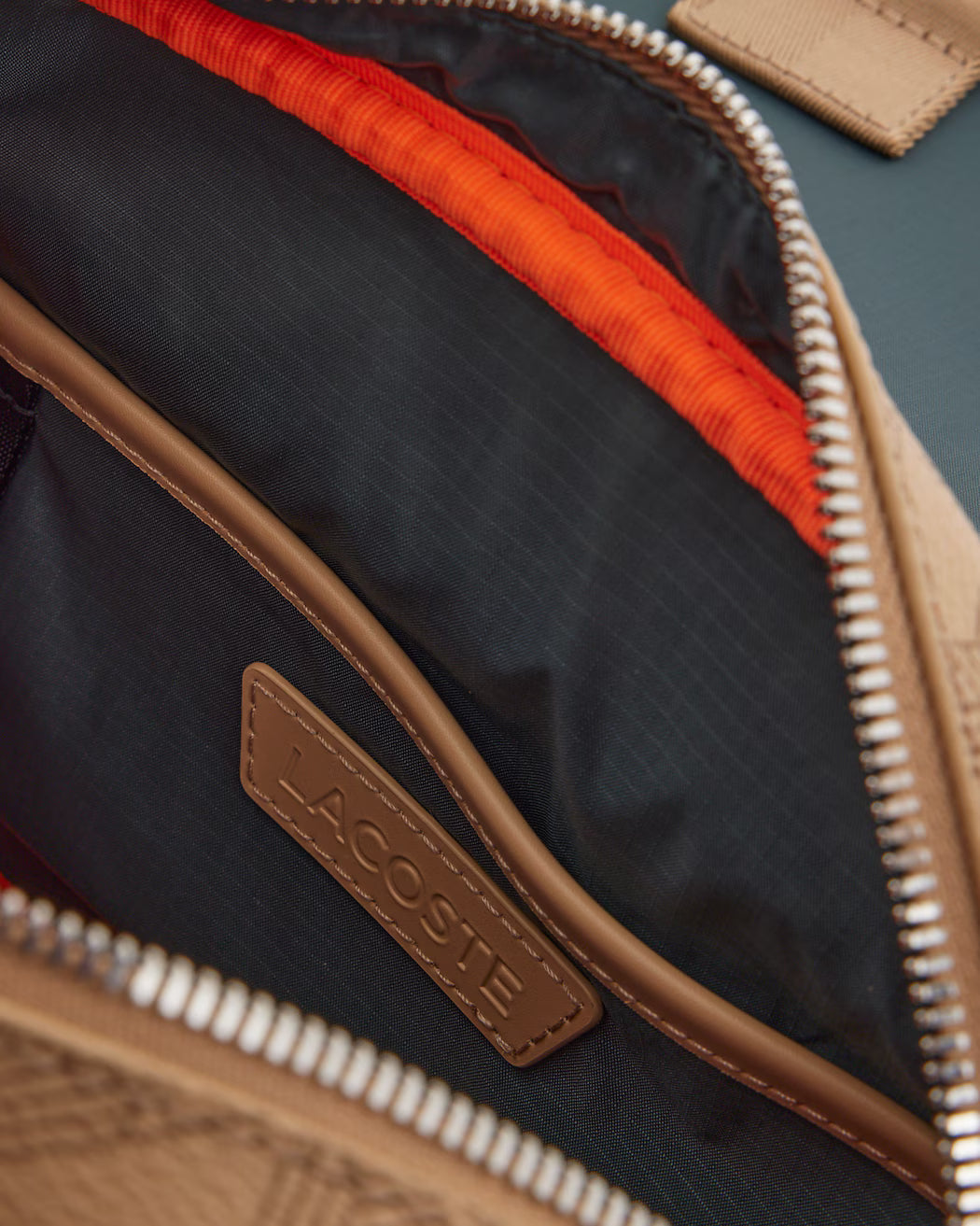 Borsa a tracolla con patta e clip The Blend